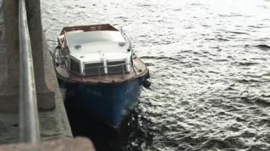 Dalgalar üzerinde sallanan demirli teknelerin görünümü