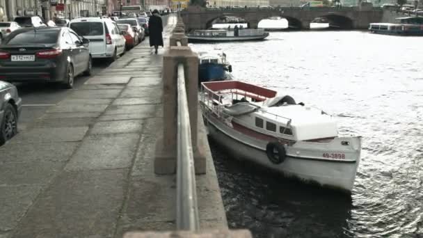 Vista sul lungomare della città e barche ormeggiate — Video Stock