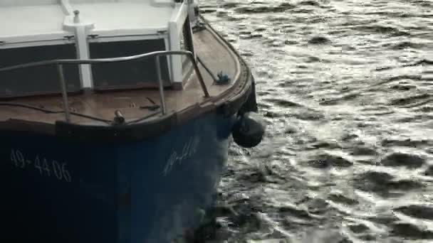 Vista de barcos amarrados balanceándose sobre las olas — Vídeo de stock