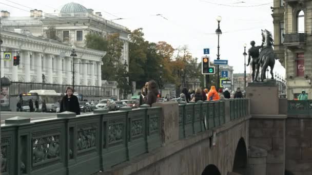 Folk går på trottoaren i den historiska stadskärnan av staden. — Stockvideo