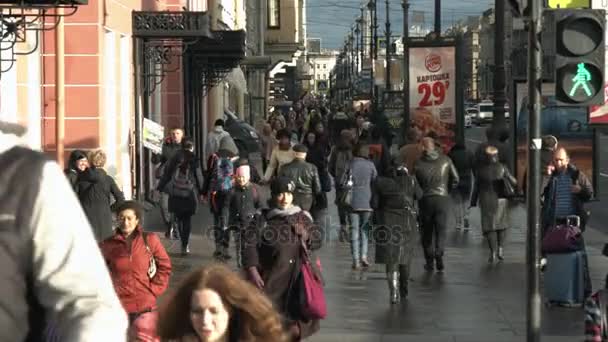 Menschen gehen auf dem Bürgersteig im historischen Zentrum der Stadt. — Stockvideo