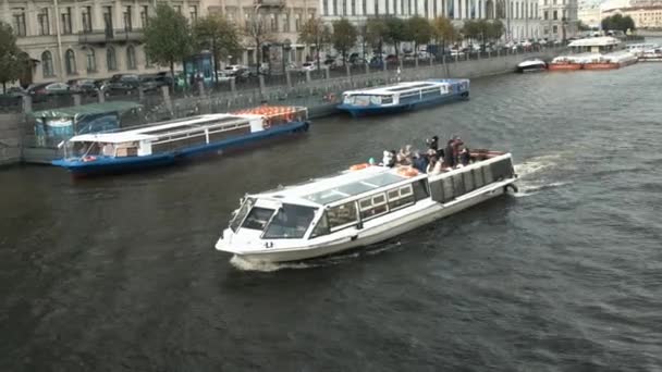 Vistas de vela sob a ponte barco com turistas — Vídeo de Stock