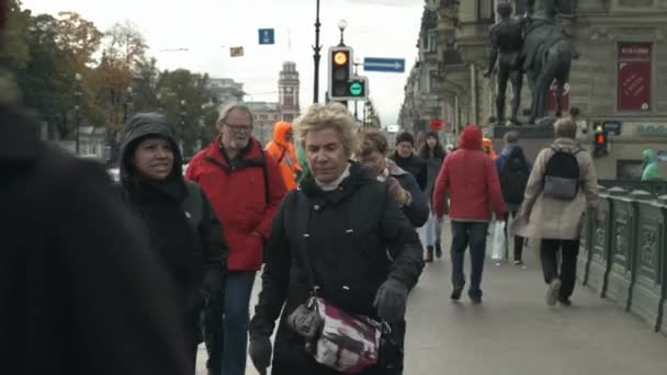 La gente cammina sul marciapiede nel centro storico della città . — Video Stock
