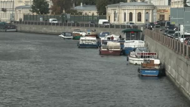 Vista sul lungomare della città e barche ormeggiate — Video Stock