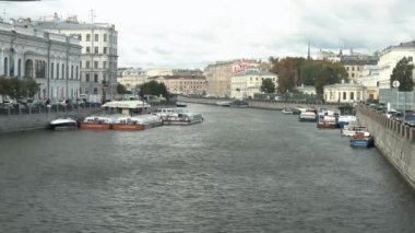 Şehir waterfront ve demirli tekneler görünümü