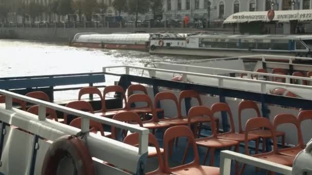 Lege toeristische boten afgemeerd op een regenachtige dag — Stockvideo