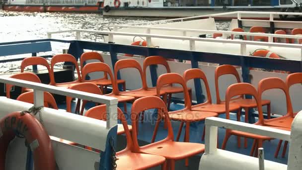 Barcos turísticos vacíos amarrados en un día lluvioso — Vídeo de stock