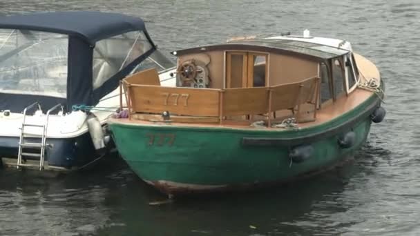 Blick auf festgemachte Boote, die auf den Wellen schaukeln — Stockvideo