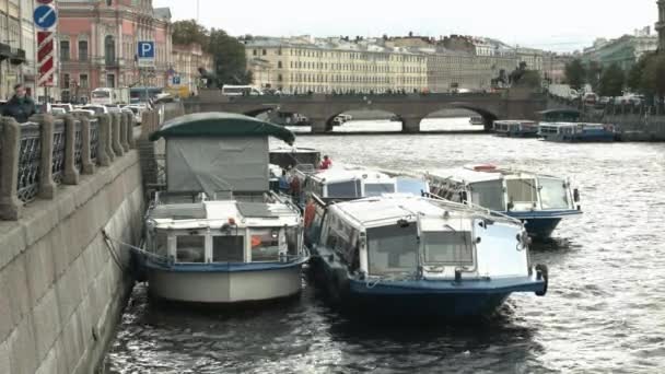 Blick auf die Uferpromenade der Stadt und festgemachte Boote — Stockvideo