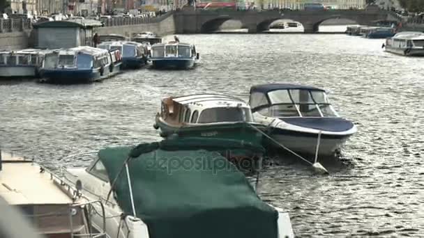 Widok na zacumowane łodzie na biegunach na fale — Wideo stockowe