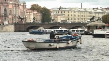 Şehrin tarihi merkezinde Nehri üzerinde tekne yüzen