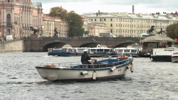 Boot drijft op de rivier in het historische centrum van de stad — Stockvideo