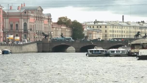 Pohled na nábřeží a most. — Stock video