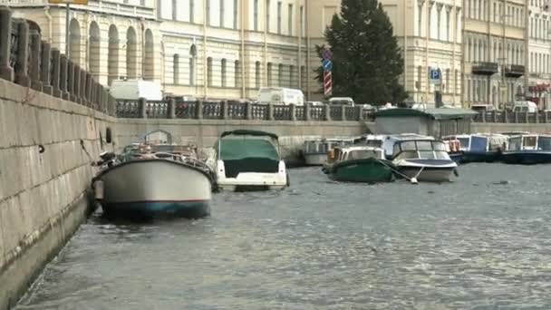 Şehir waterfront ve demirli tekneler görünümü — Stok video