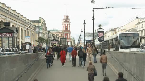 Uitzicht op de Nevsky Prospekt en de mensen die afdaalt in de voetgangerstunnel — Stockvideo