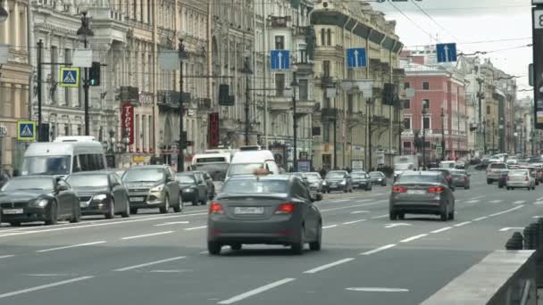 Vistas de la carretera y los coches . — Vídeos de Stock