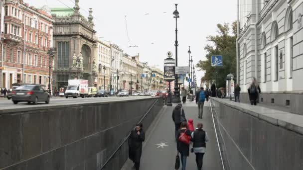 Vedute di Nevsky Prospekt e la gente che scende nel sottopassaggio — Video Stock