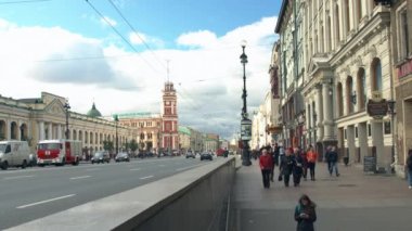 Nevsky Prospekt ve köprünün inen insanların sayısı