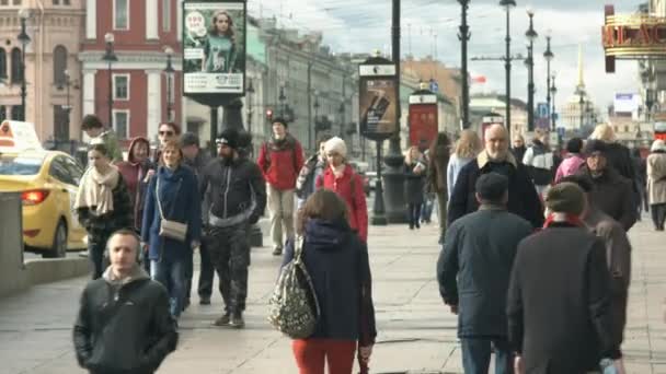 Люди ходити по тротуару в історичному центрі міста. — стокове відео