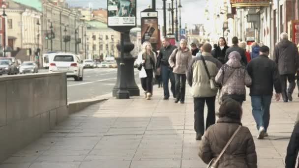 Vistas de Nevsky Prospekt e as pessoas que descem na passagem subterrânea — Vídeo de Stock