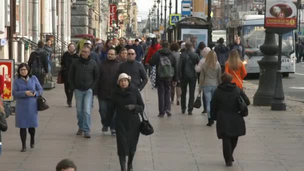 Mensen lopen op de stoep in het historische centrum van de stad. — Stockvideo