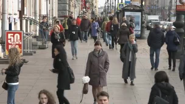 Люди ходят по тротуару в историческом центре города . — стоковое видео