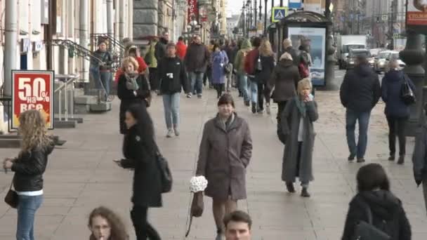 La gente cammina sul marciapiede nel centro storico della città . — Video Stock