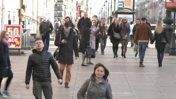 Folk går på trottoaren i den historiska stadskärnan av staden. — Stockvideo
