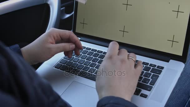 Manos de hombre usando el ordenador portátil con plantilla de pantalla . — Vídeos de Stock