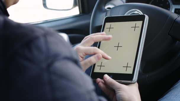 画面テンプレートでタブレットを使用して手をマンします。. — ストック動画