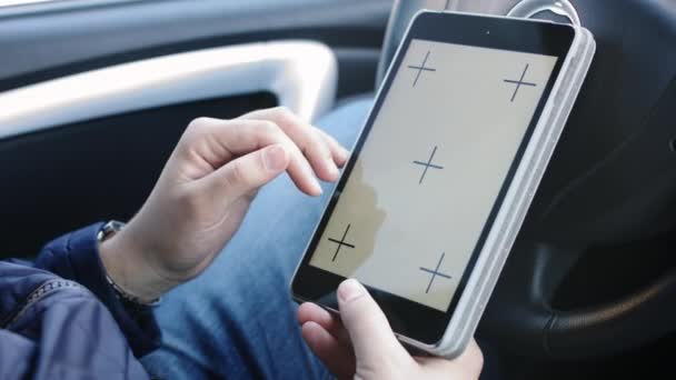 Männerhände mit Tablet mit Bildschirmschablone. — Stockvideo