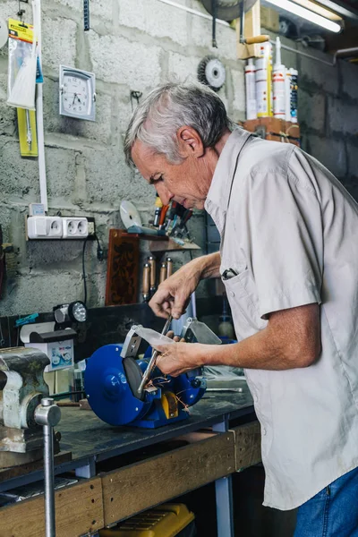 Primer plano del trabajador que trabaja con hierro — Foto de Stock