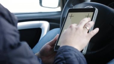 Tablet ile ekran şablonunu kullanarak eller mans.
