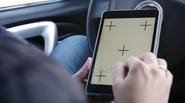 Tablet ile ekran şablonunu kullanarak eller mans.