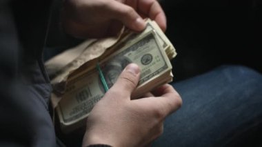 Adam para paket büyük miktar çeker