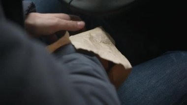 Adam para paket büyük miktar çeker