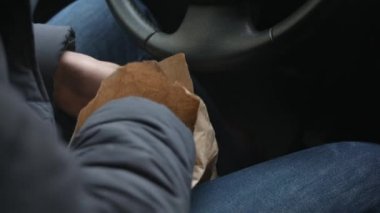 Adam para paket büyük miktar çeker