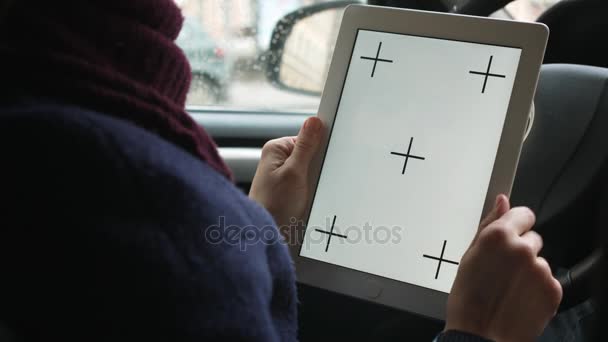 Женские руки с помощью ноутбука с шаблоном экрана . — стоковое видео