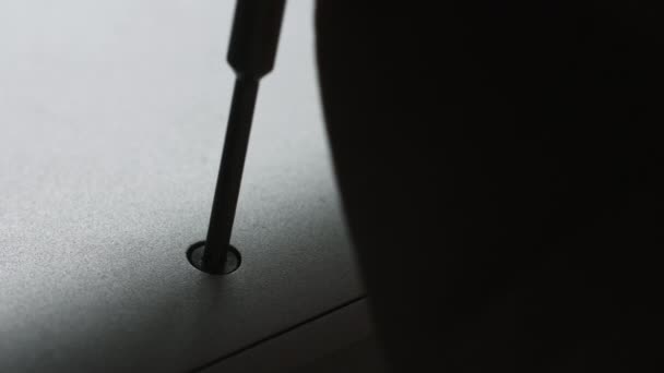 Muž se točí malé šroub z notebooku — Stock video