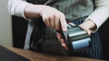 İnanç oyun kağıdı okuyucu aracılığıyla kredi kartı swiping kadın