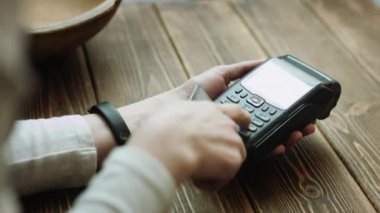 İnanç oyun kağıdı okuyucu aracılığıyla kredi kartı swiping kadın