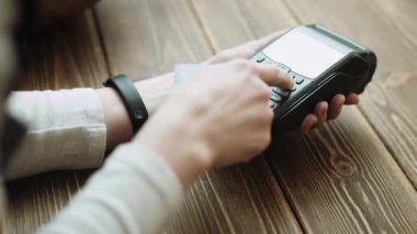 İnanç oyun kağıdı okuyucu aracılığıyla kredi kartı swiping kadın