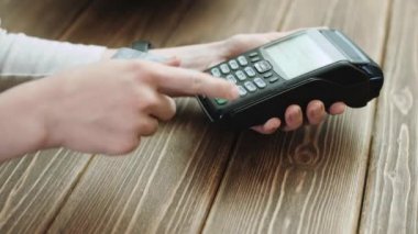 İnanç oyun kağıdı okuyucu aracılığıyla kredi kartı swiping kadın