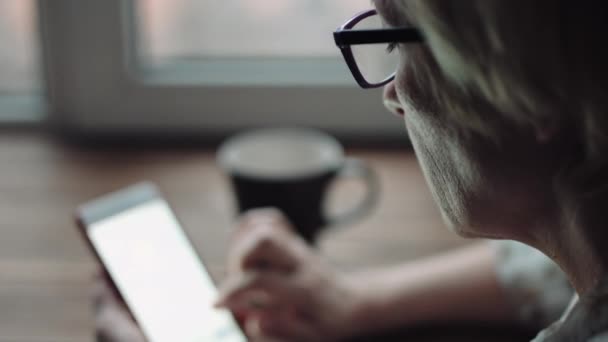 Vrouw kijken iets op het scherm van de smartphone — Stockvideo