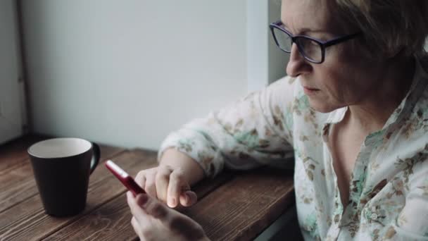 Mujer viendo algo en la pantalla del teléfono inteligente — Vídeos de Stock