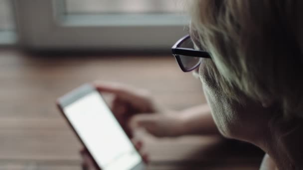 Mujer viendo algo en la pantalla del teléfono inteligente — Vídeos de Stock