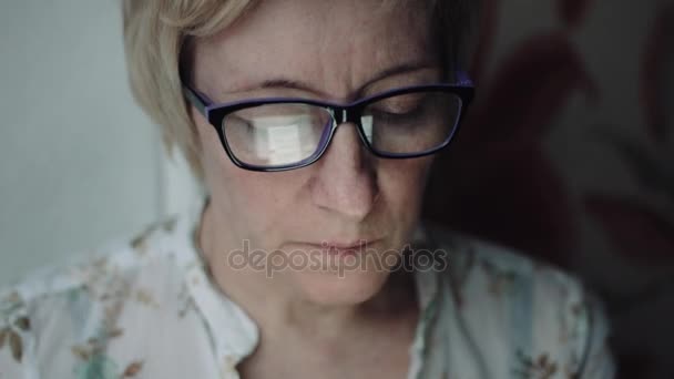 Frau sieht etwas auf dem Smartphone-Bildschirm — Stockvideo