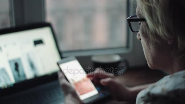 Woman work on laptop — Stock Video