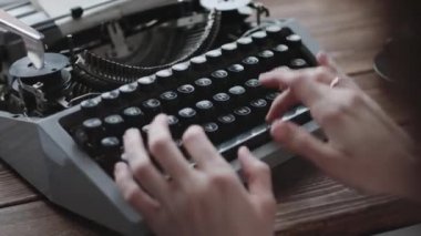 Retro yazı makinesi ile yazarak yazar.
