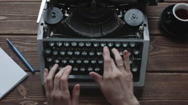 Retro yazı makinesi ile yazarak yazar.